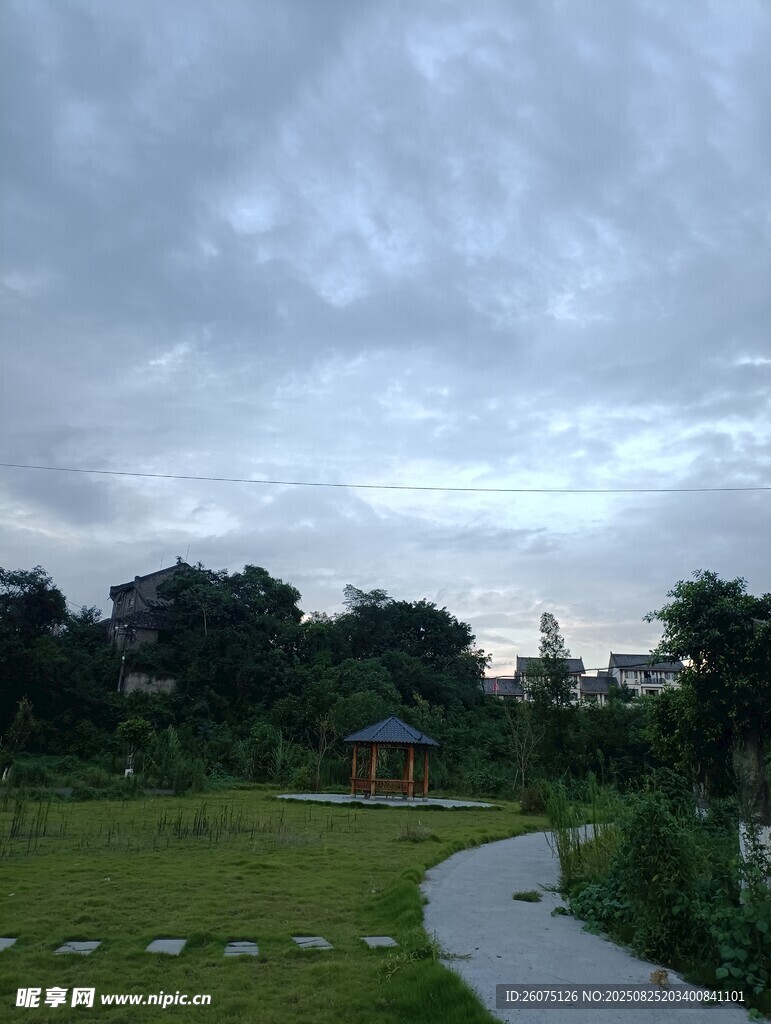 黄昏下的草地与小径风景
