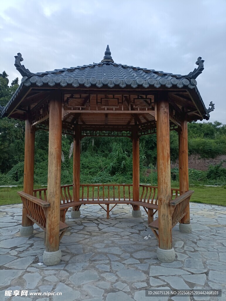中式木质凉亭于户外景致