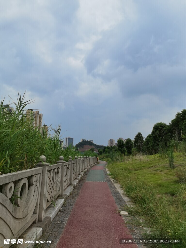 乡间石栏旁的红色休闲步道