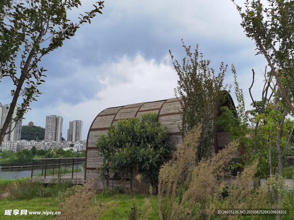 城郊拱形建筑自然静谧之景
