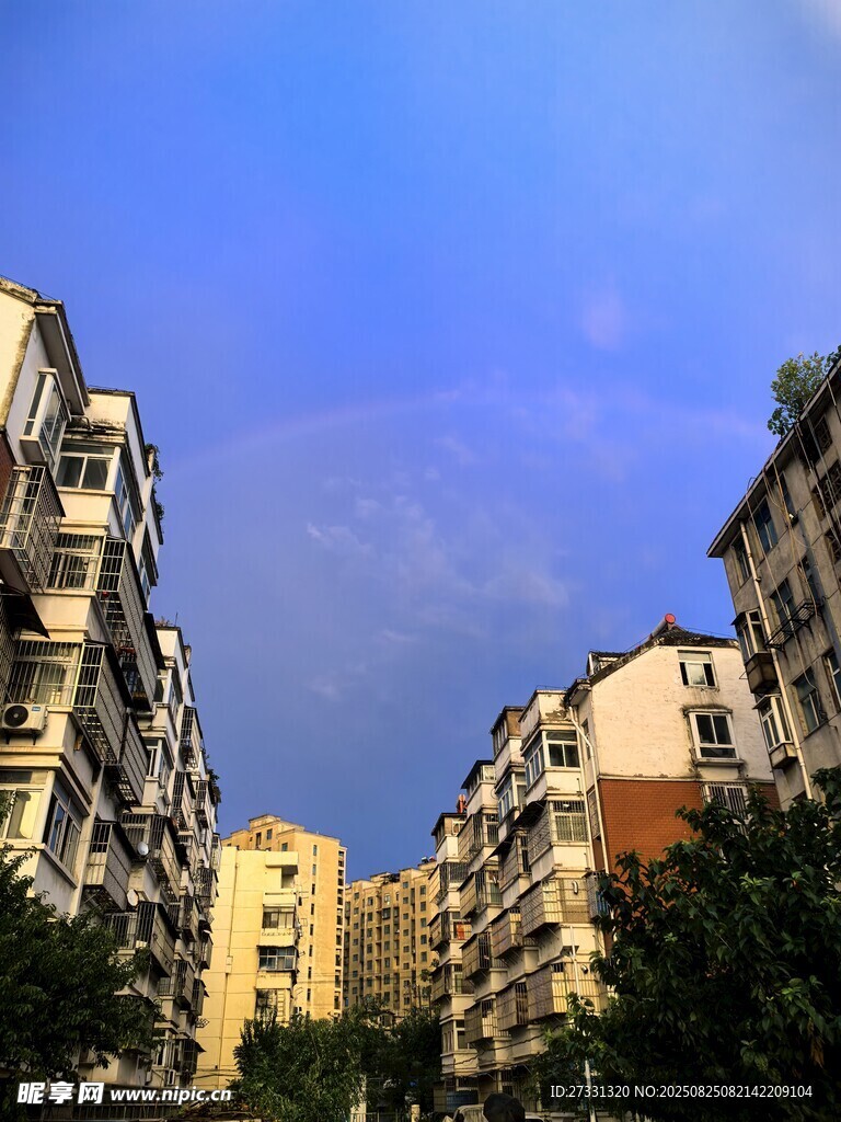 城市居民区的晴朗天空