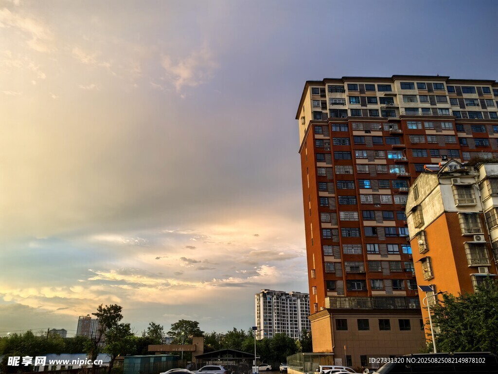 夕阳下的城市高层住宅