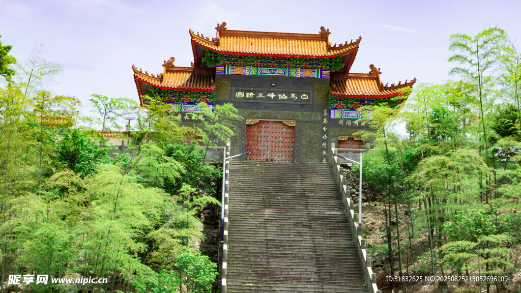 山林中的中式古建筑