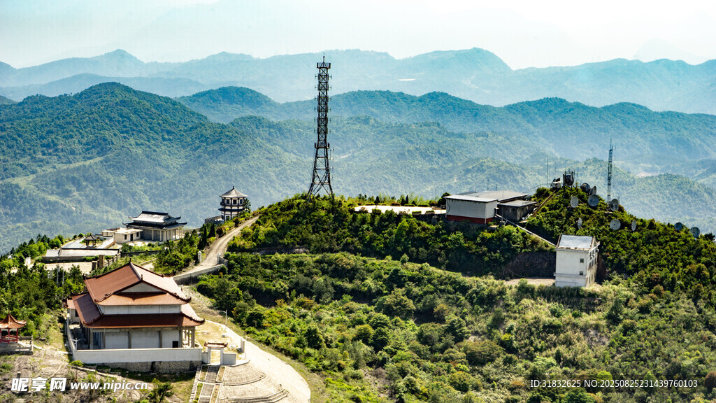 山顶风光与通信设施景观