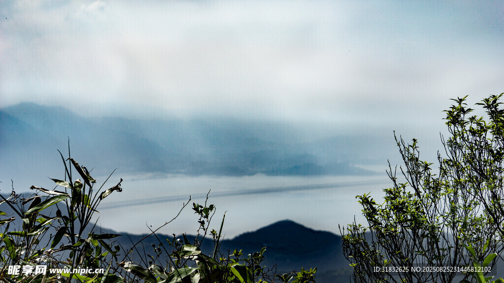 山间云雾缭绕的湖景