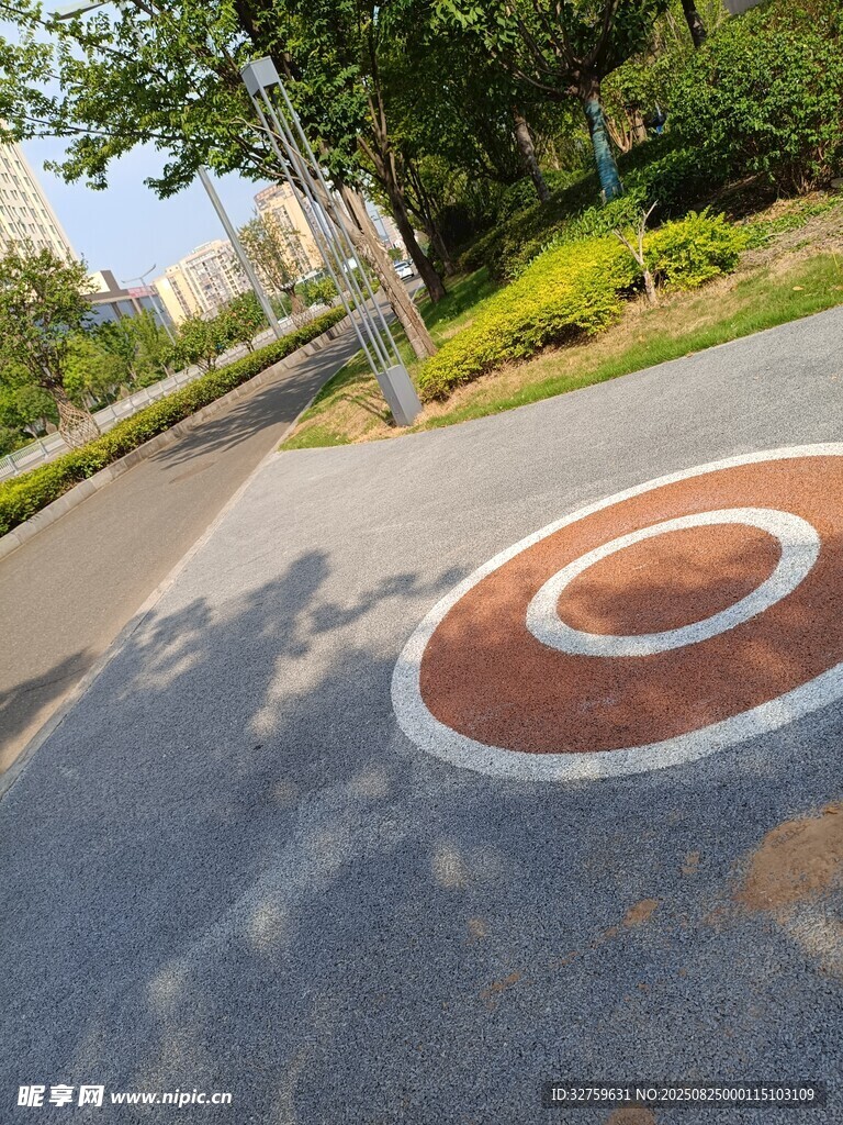 道路上的彩色圆形标识