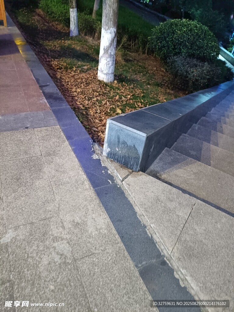 路边景观中的石制台阶