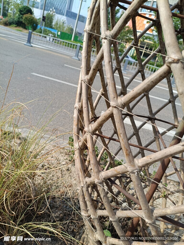 路边金属编织艺术装置