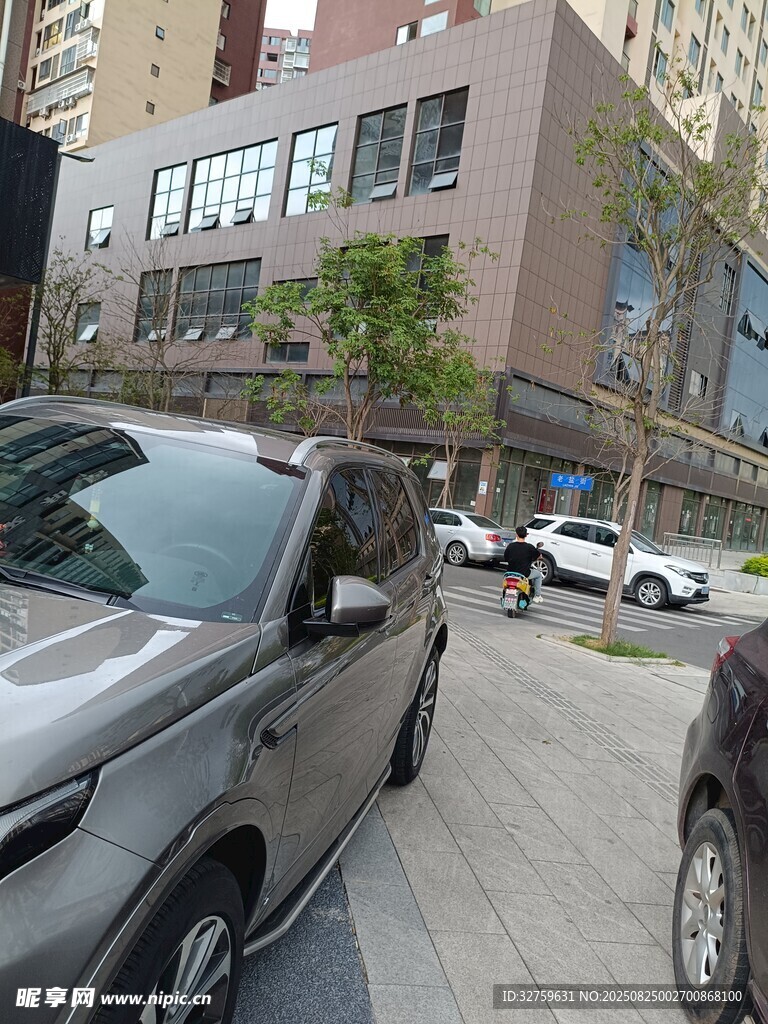 城市街道边停放的车辆