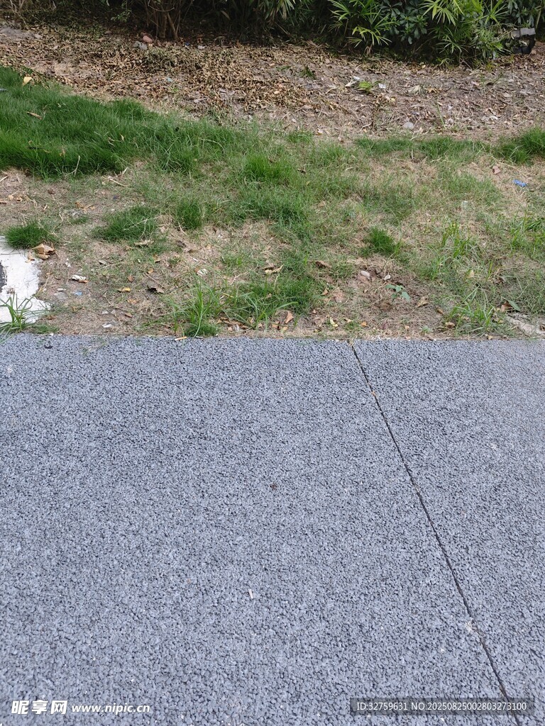 灰色路面与周边草地景观