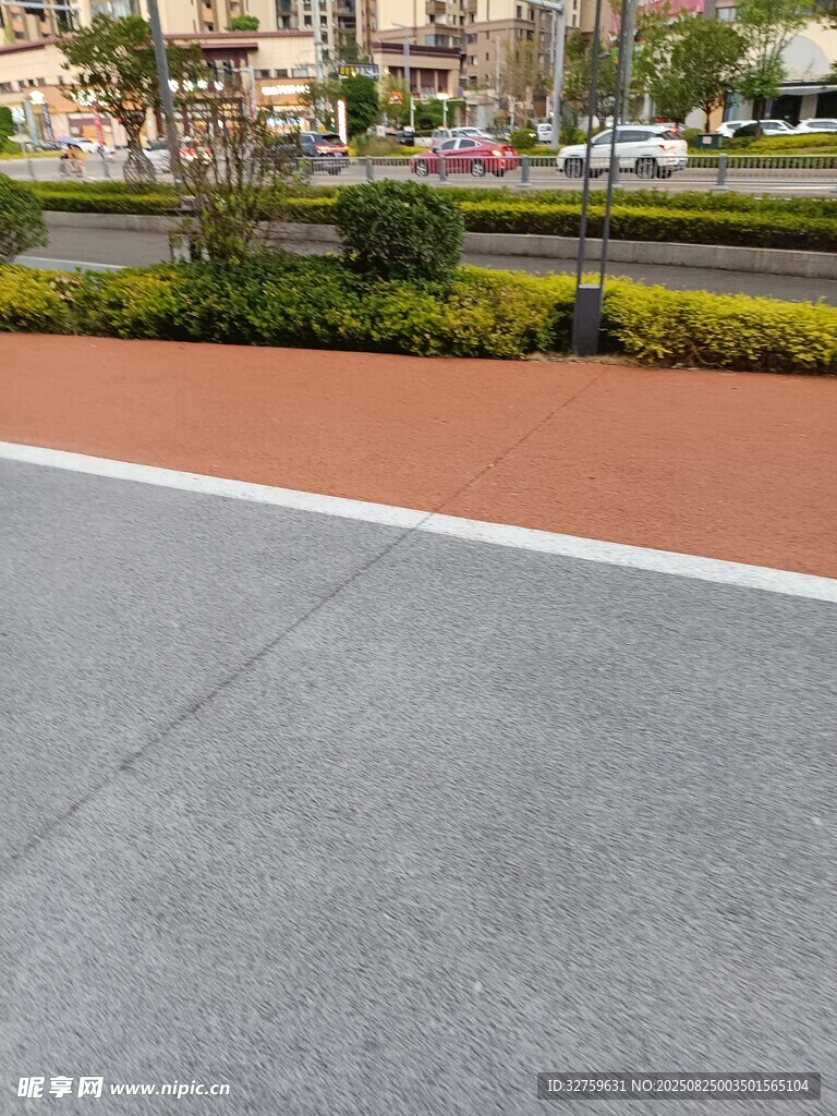 城市道路旁的多彩路面