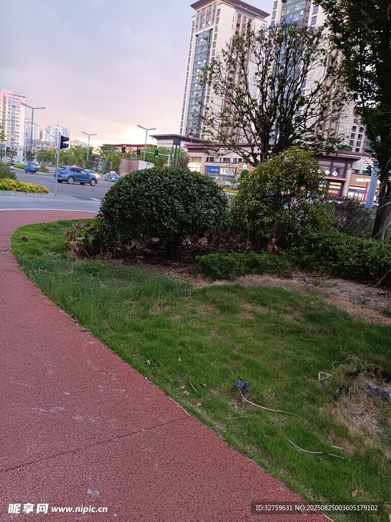 城市中蜿蜒的红色步道