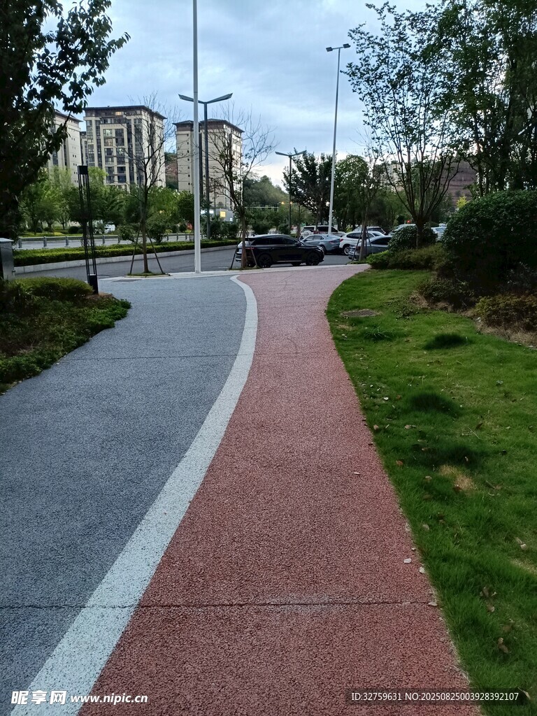 城市中的彩色步道景观