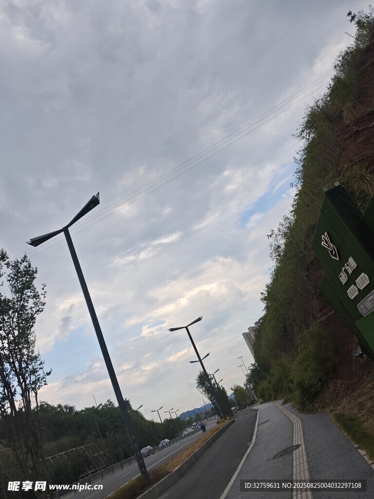 公路旁的路灯与天空景色