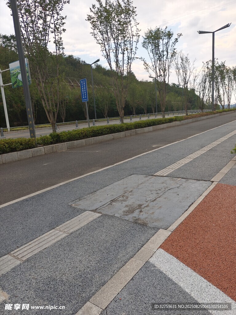 空旷城市道路场景