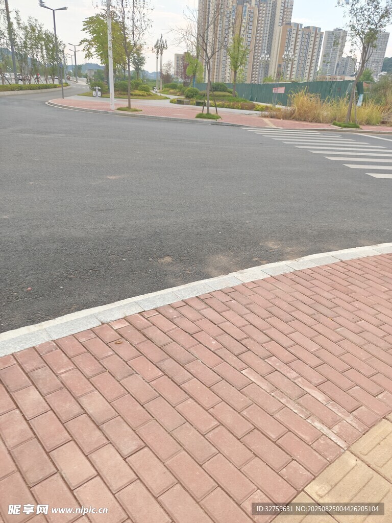 城市道路旁的红砖人行道