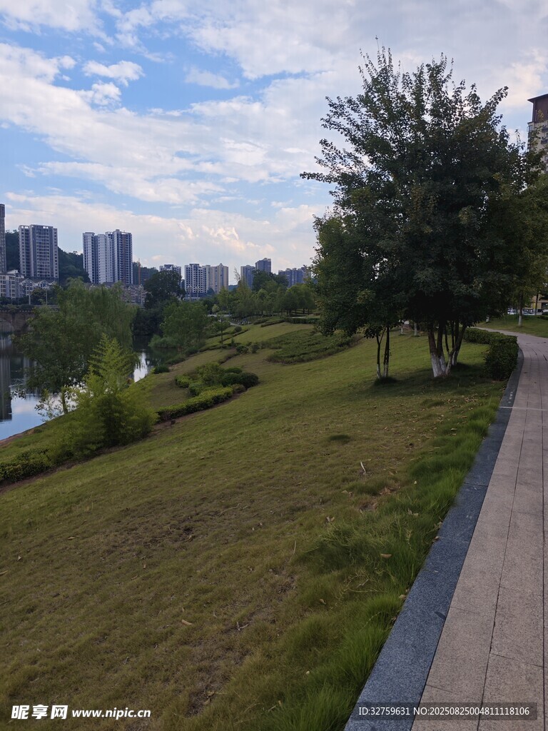 城市河畔绿意盎然步道