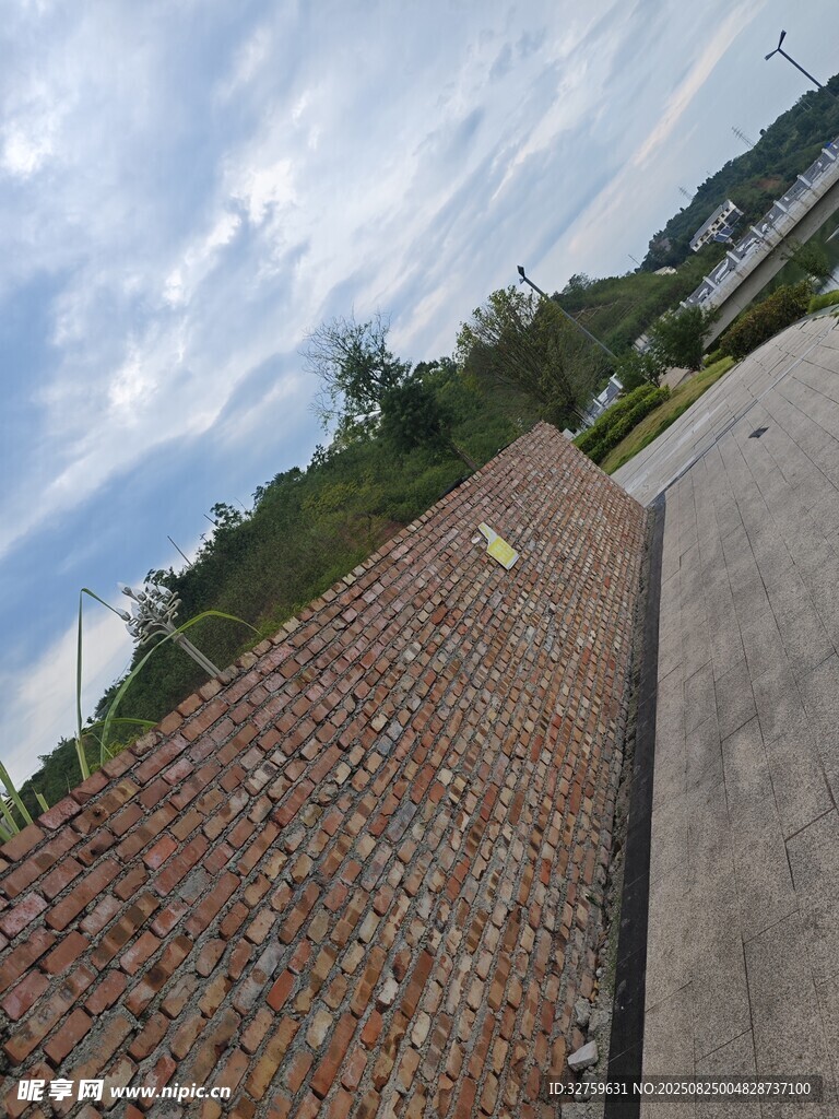户外红砖路面与绿植景观