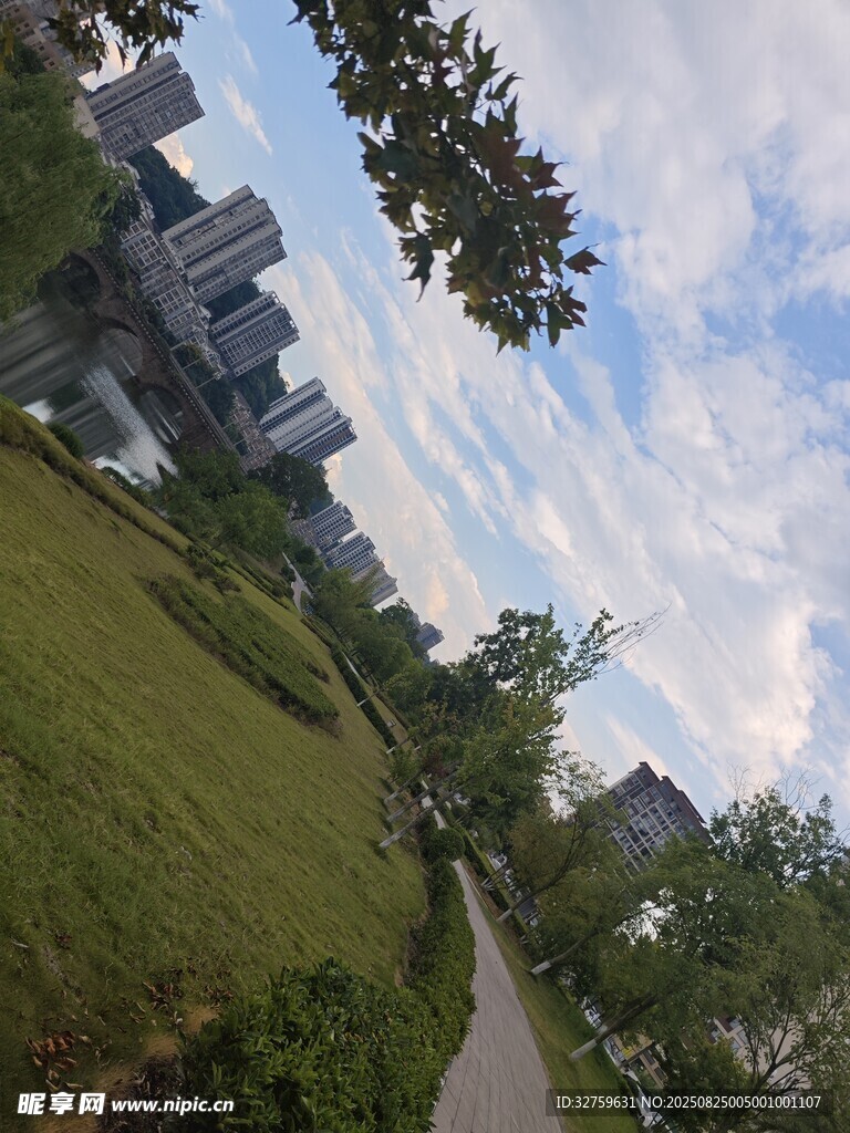 小区内的绿化小径景观