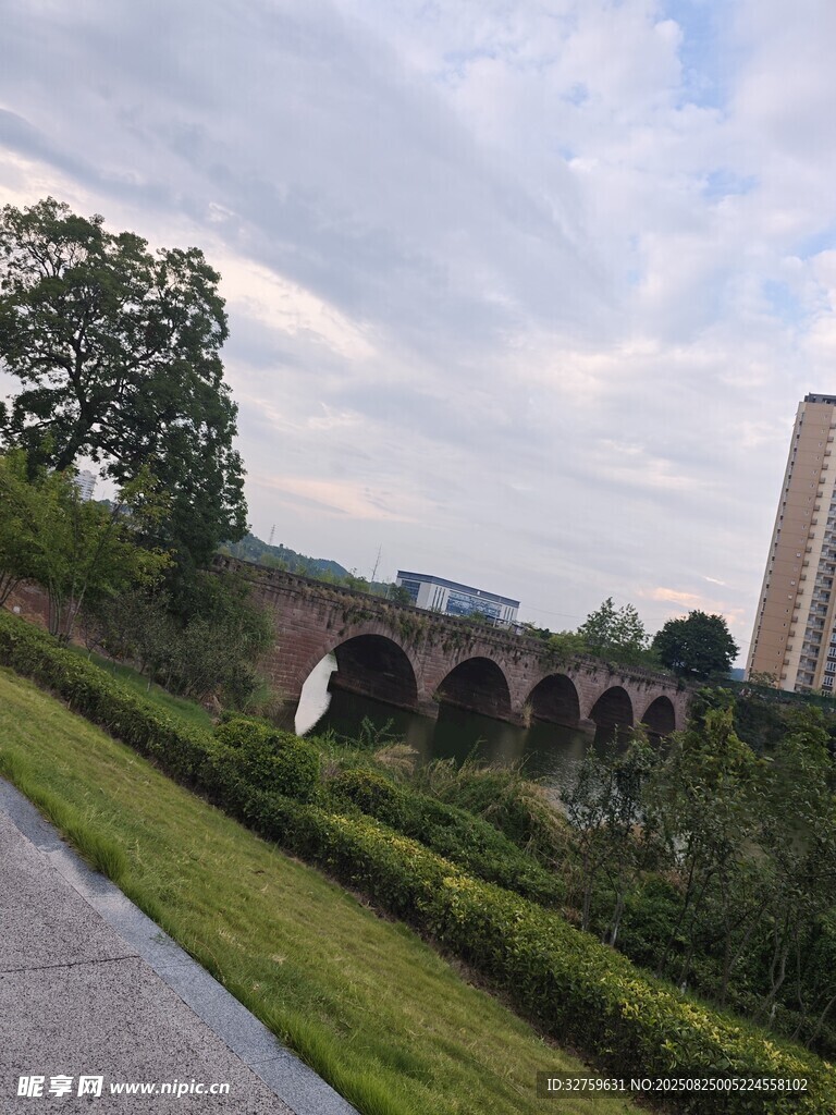古老石桥与周边景致