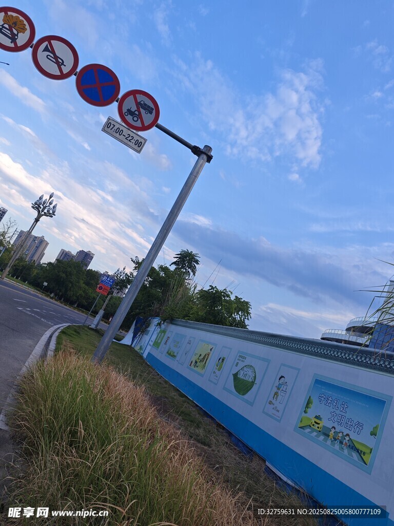 道路旁的多彩交通指示牌