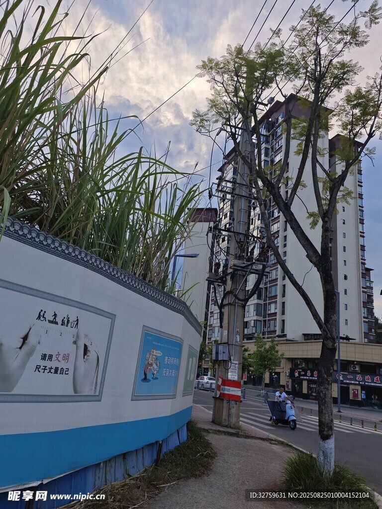 城市街边景象与施工围挡