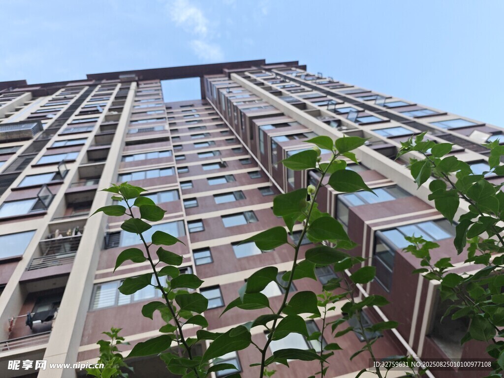 仰视高层住宅楼