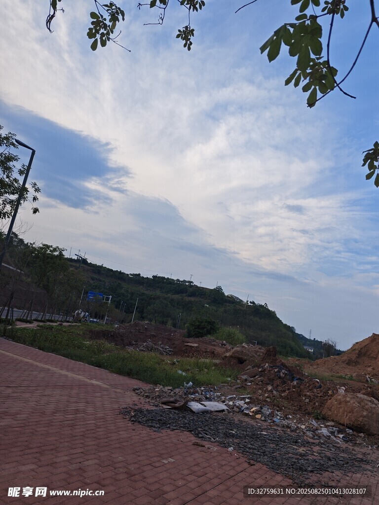 乡村小道边的开阔风景