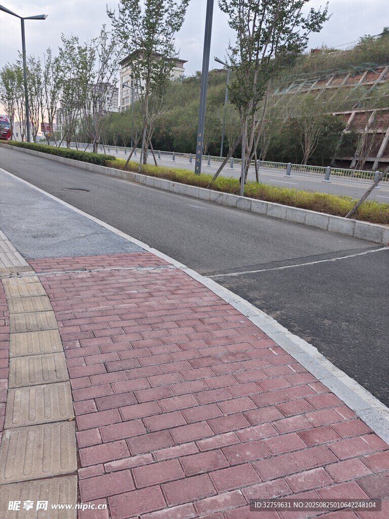 城市道路旁的砖砌人行道