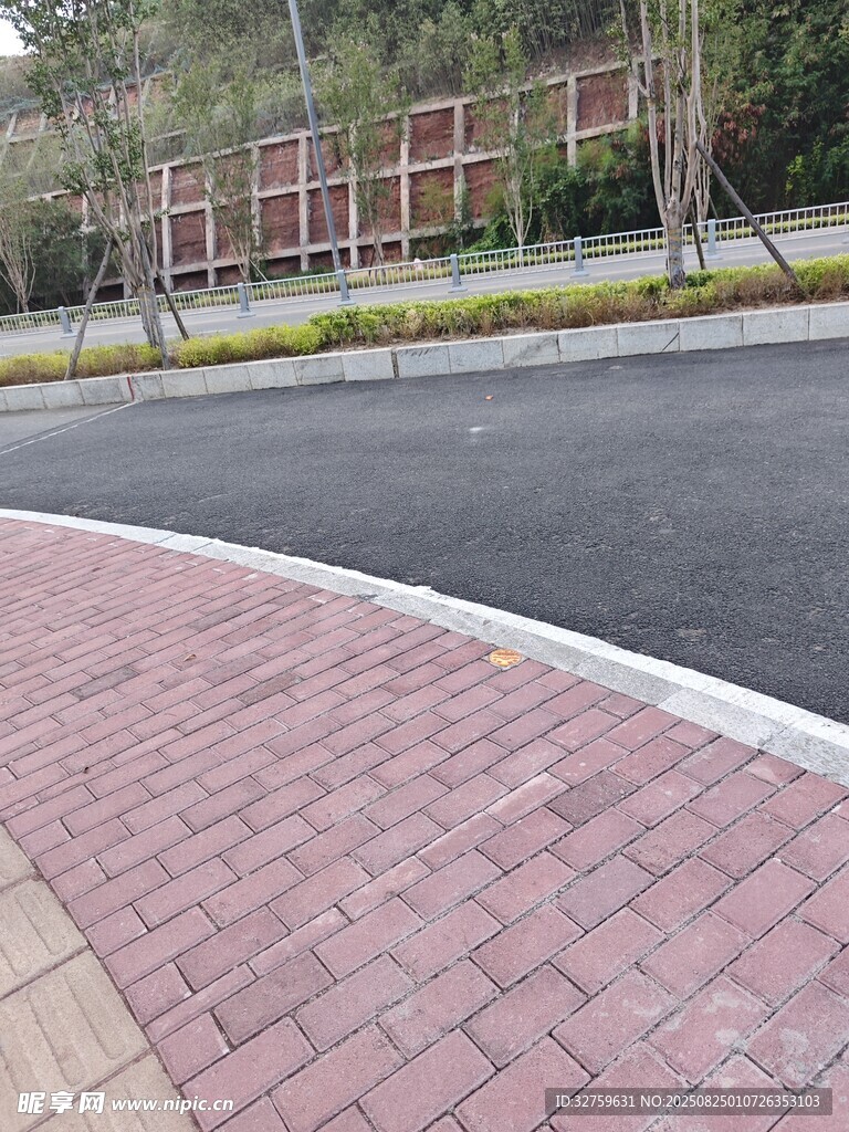 彩色砖块铺就的弯曲步道