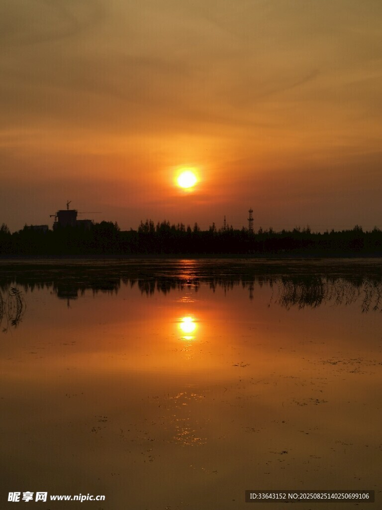 夕阳映水的静谧美景