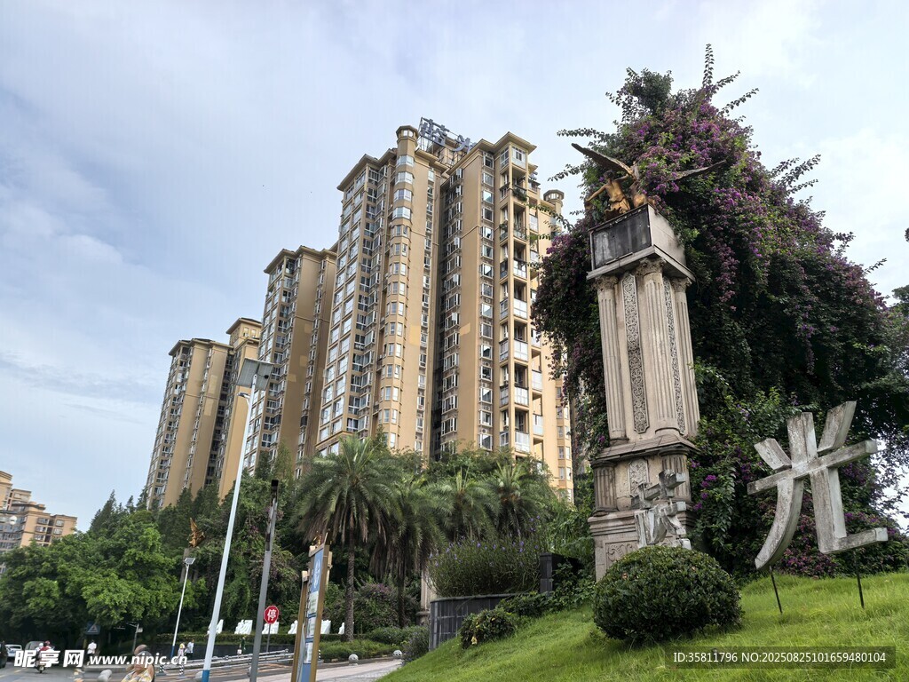 城市高层住宅与绿植景观