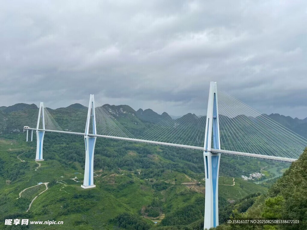 壮丽高架桥横跨青山之间