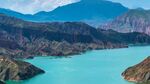 碧蓝湖水与壮丽山峦