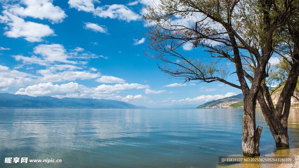 蓝天碧水美景