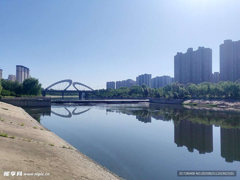 城市河畔桥梁风景