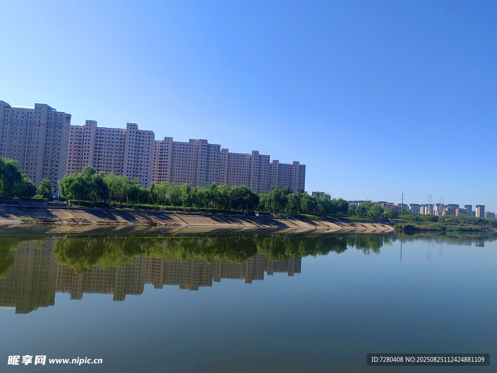 湖畔高楼倒影