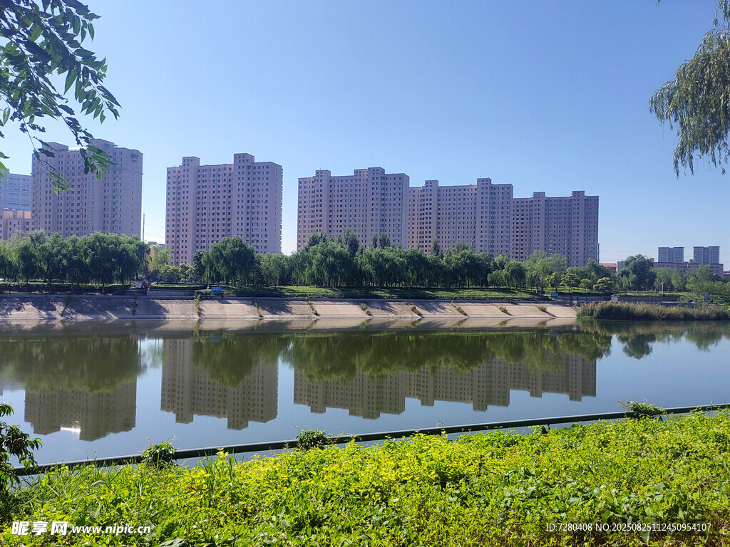 河畔城市风光绿意盎然