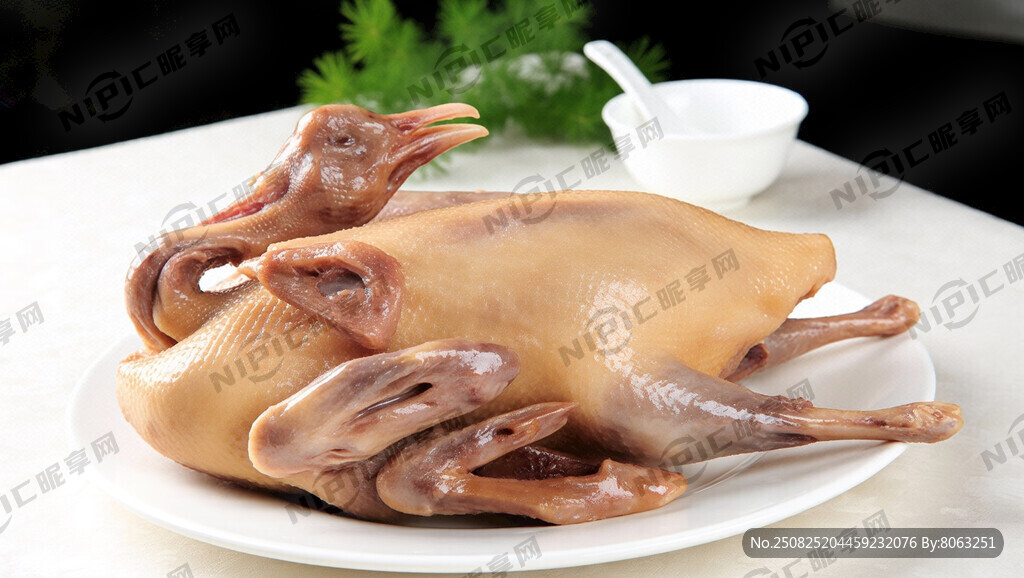 盘子装高清的一只腊鹅
