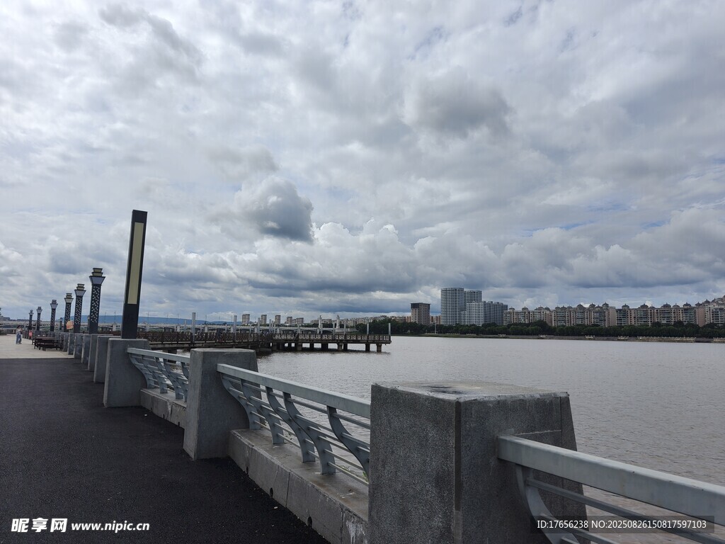 江边护栏旁的开阔风景