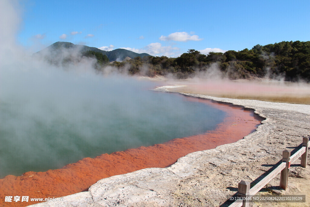 五彩温泉池的迷人景致