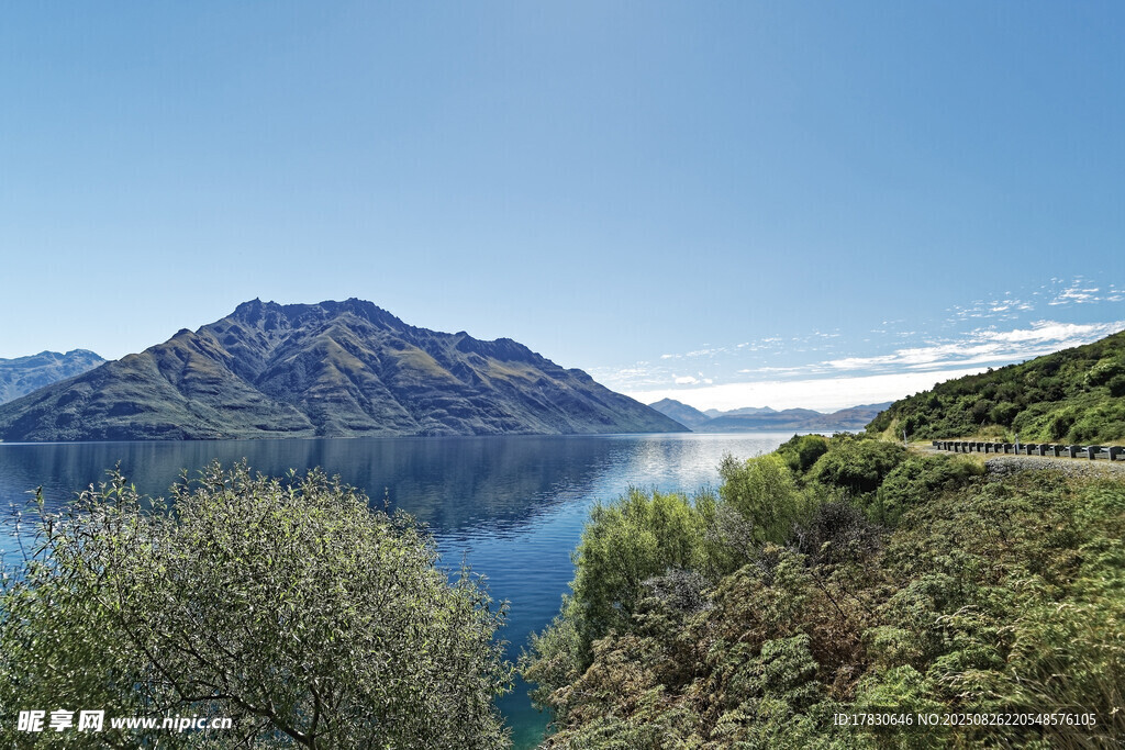 湖畔青山美景