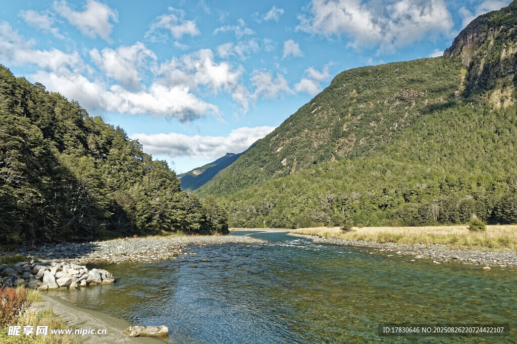 山间清澈河流与葱郁山峦