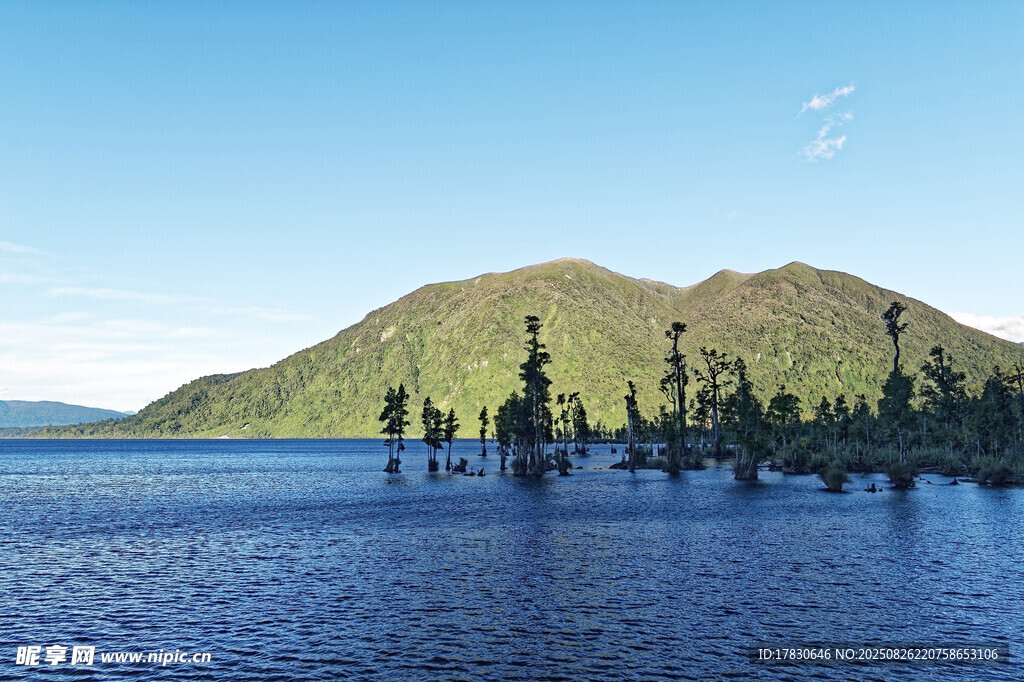 湖畔山林美景