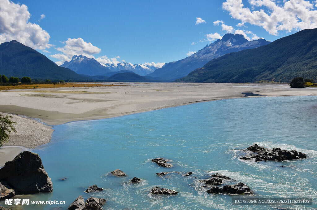 美丽湖畔的壮丽山景