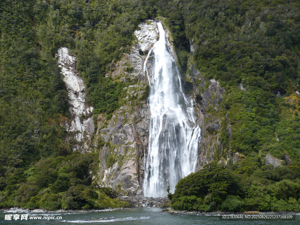 壮观瀑布与葱郁山林景观