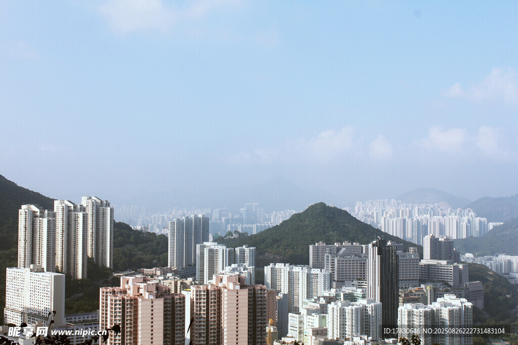 城市高楼与远山景观