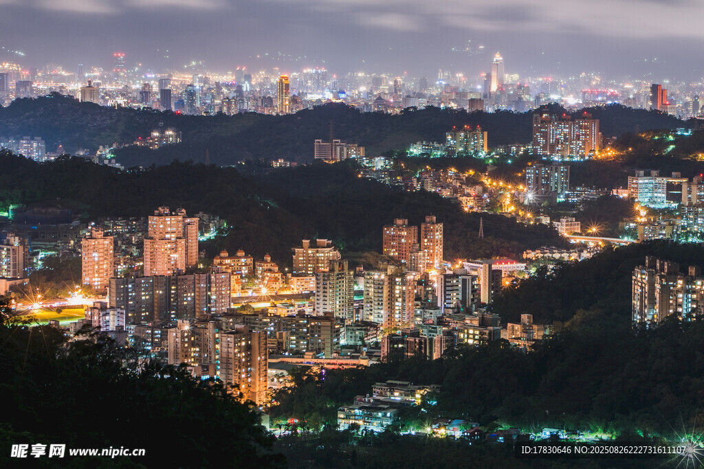 城市璀璨夜景俯瞰图