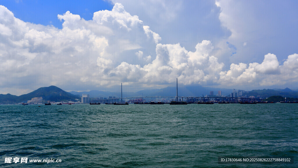 碧海蓝天间的壮阔海景
