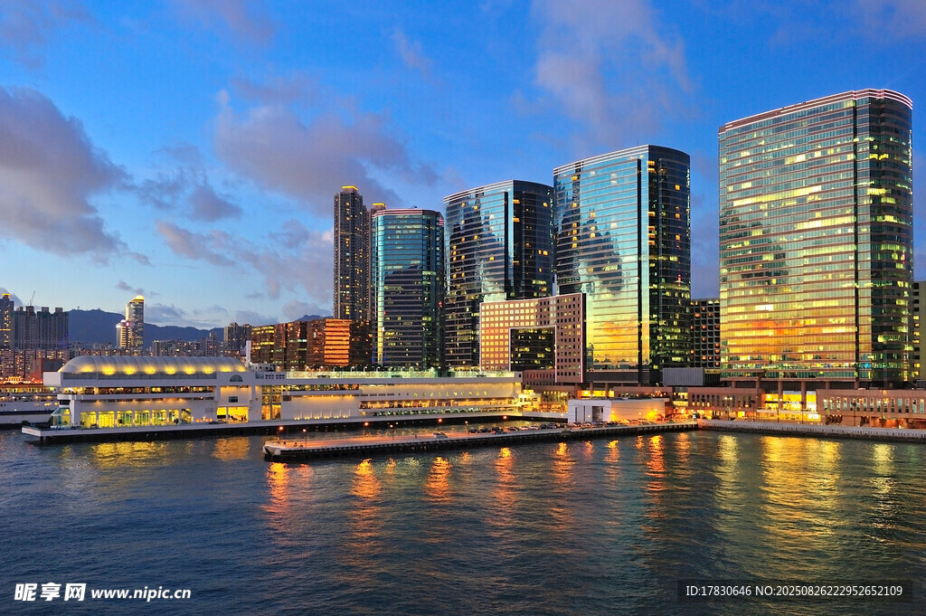 城市河畔璀璨建筑夜景